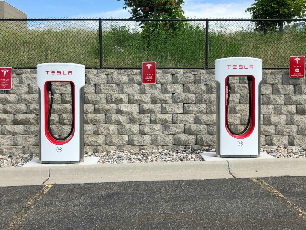 Une station de recharge avec des bornes de recharge pour les voitures électriques Tesla.